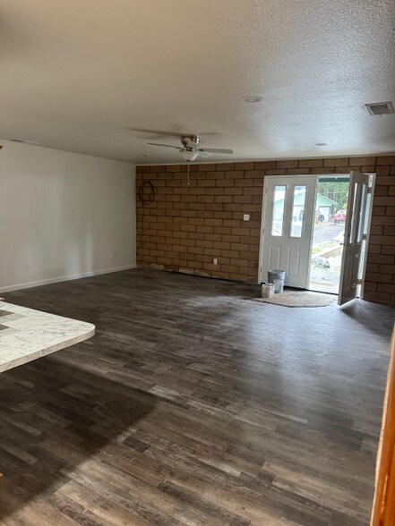 Building Photo - 326 W Stevenson St