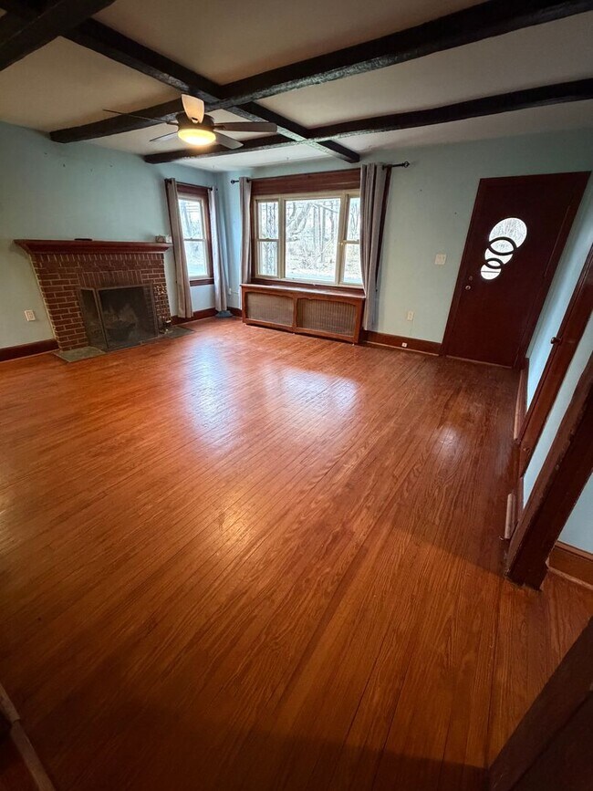 Building Photo - Spacious 4BR in a Quiet, Private Pocket