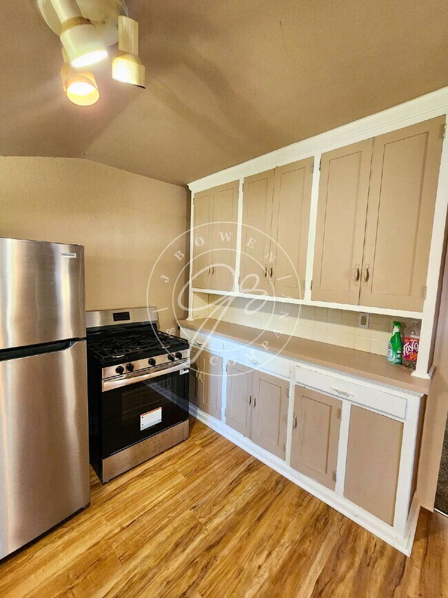 Building Photo - 2 Bedroom | 1 Bathroom | Fenced Yard | Detached Garage