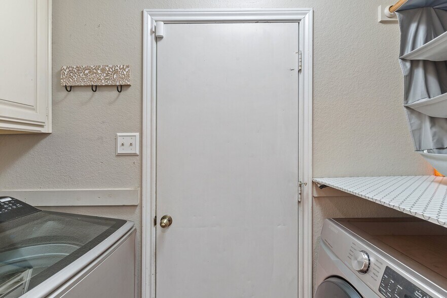 Building Photo - 19 Alamosa Dr