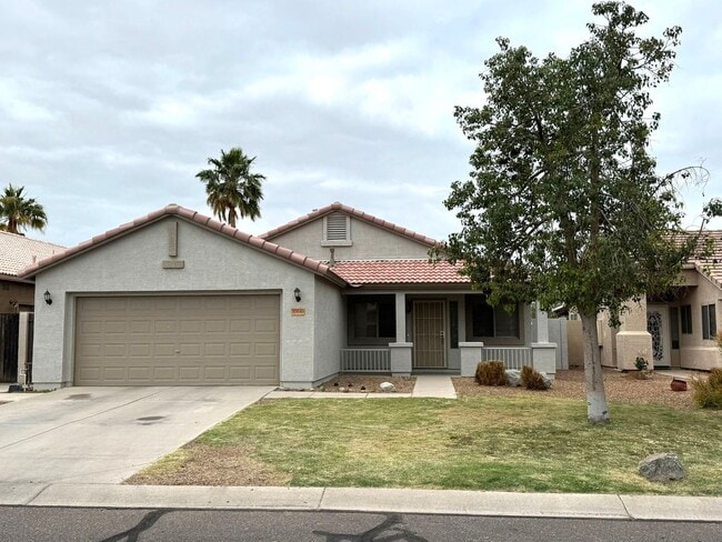 Building Photo - 3 bedroom plus den, 2 bath, on the golf co...