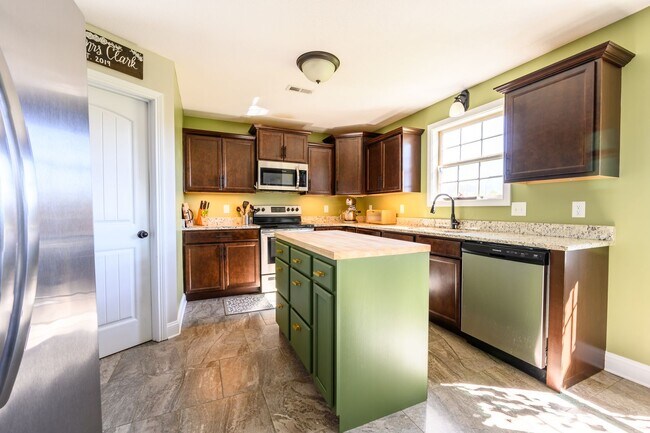 Building Photo - Pet Friendly Three Bedroom!