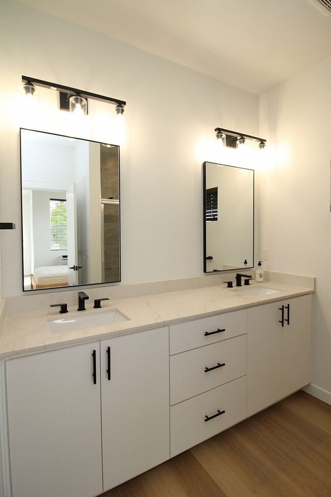 Building Photo - 2516 NE Flanders St