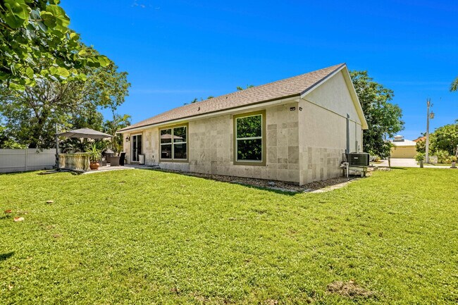 Building Photo - 1318 Bayport Ave