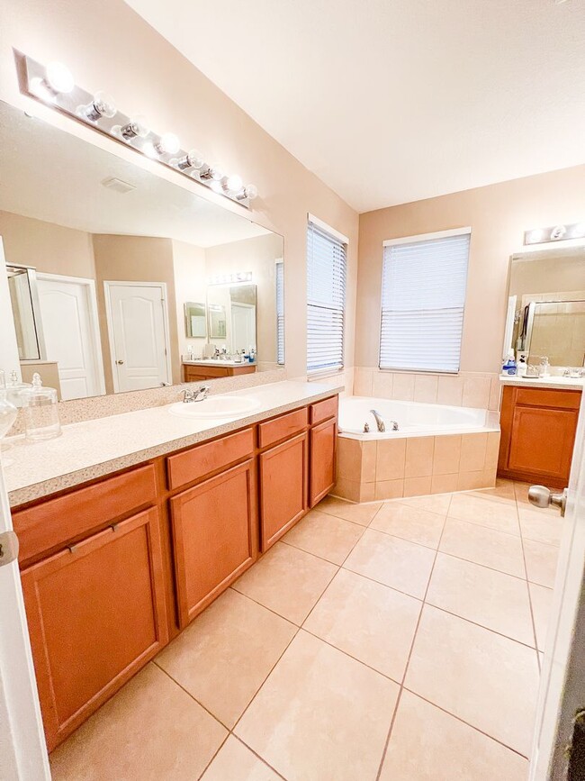 Building Photo - Exquisite Retreat: Luxury Living in Waterside Pointe