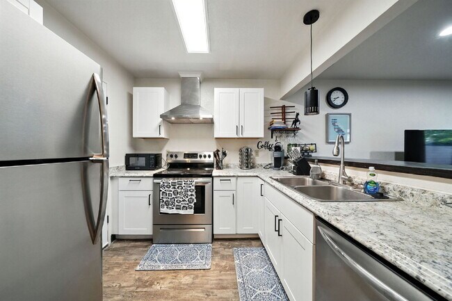Building Photo - Adorable 2/1.5 with private back yard, ful...