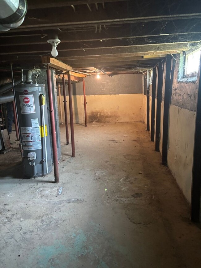 Building Photo - Section 8 welcome, 4bd 2 bath