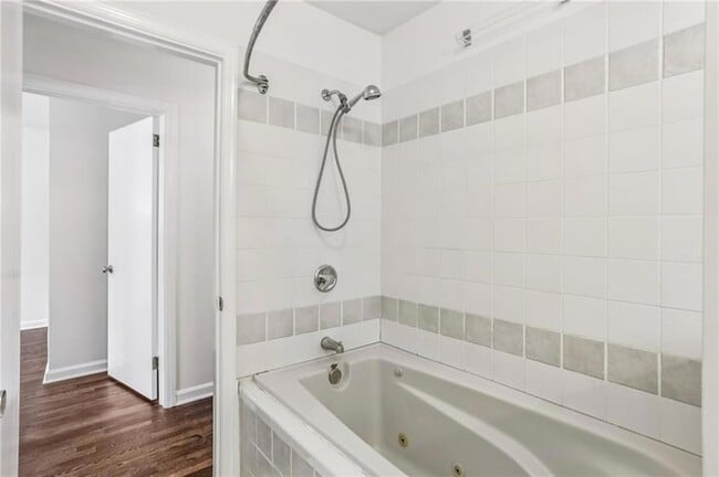 Building Photo - 2581 Sharondale Dr NE