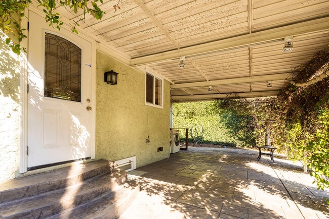 Building Photo - 10744 Charnock Rd