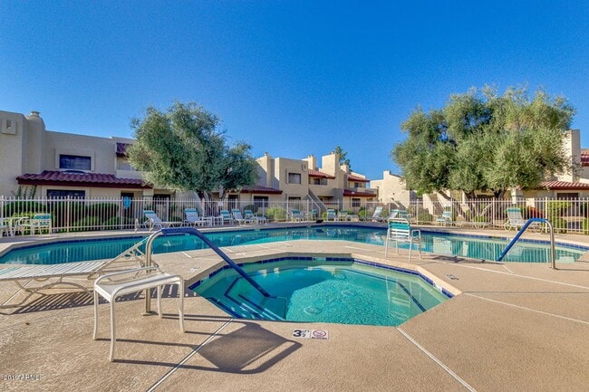 Building Photo - Two Bedrooms! 1 Car Garage!