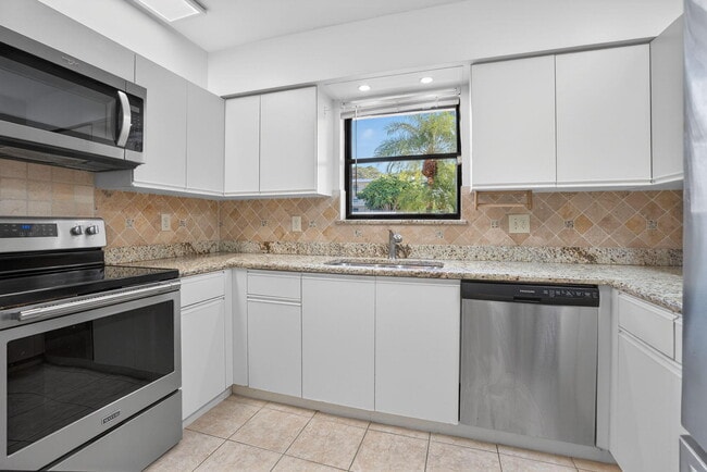 Building Photo - 300 N Hwy A1A