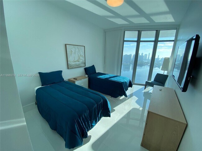 Building Photo - 17301 Biscayne Blvd