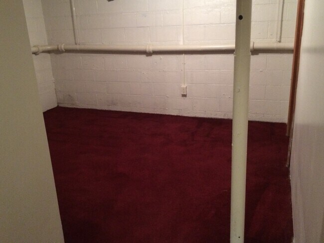 Building Photo - 1028 E Maxwell Ln