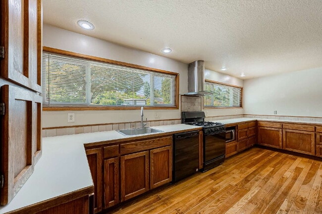 Building Photo - Five-bedroom in Kent, Scenic Hill Neighbor...