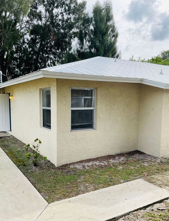 Building Photo - 2/1.5 Side A of Duplex in Fort Pierce