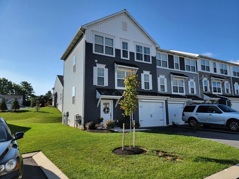 Building Photo - 206 Highland Ct