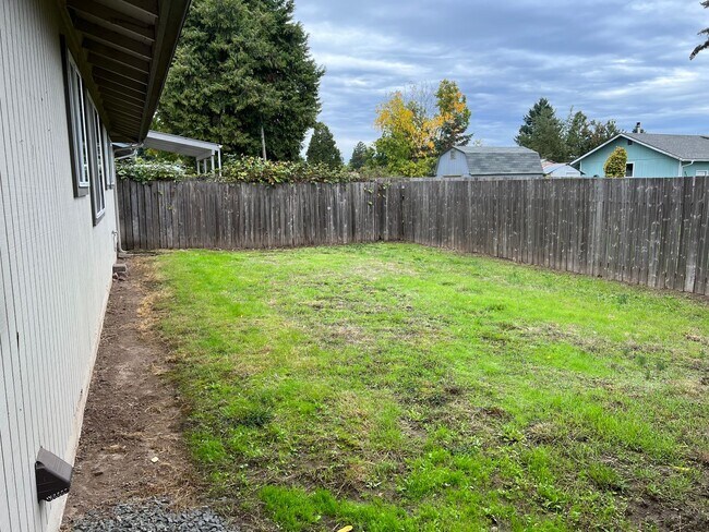 Building Photo - Solid 2 bedroom 1 bath duplex with garage!