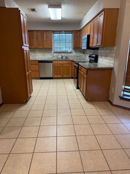 Kitchen - 7110 Ridgeview Dr