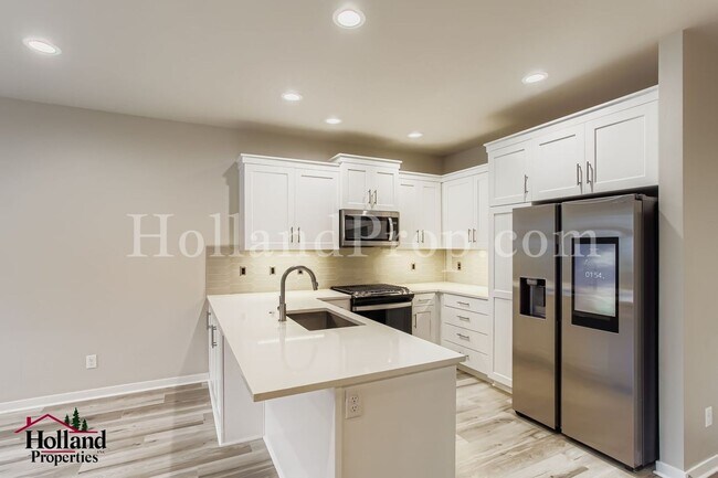Building Photo - **Price drop: $2395 + $150.00 off for your first 3 months**- Lovely 3 bedroom home in Hillsboro