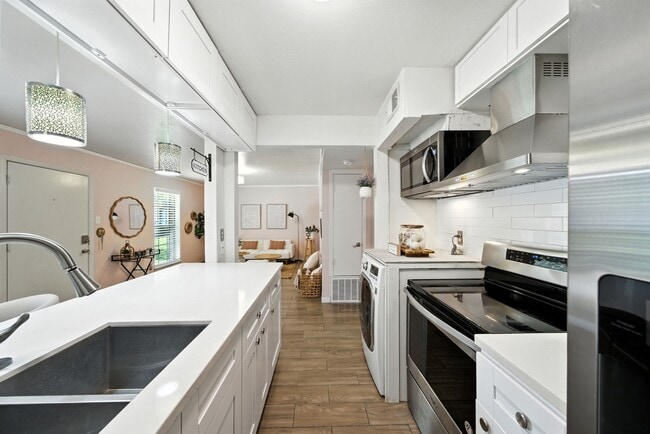 Building Photo - 8931 Gaylord Dr