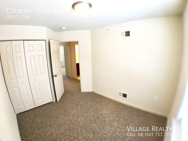 Building Photo - 705 Country Club Rd