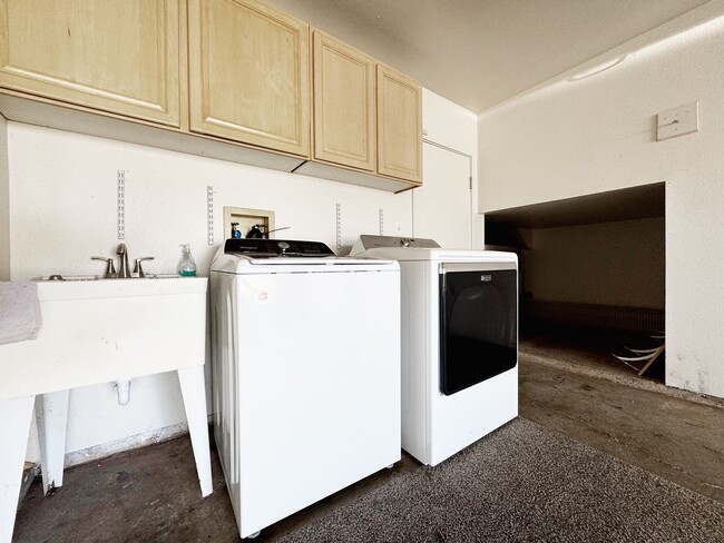Building Photo - Moanalua Village 3/2.5 Townhouse with 2-Ca...