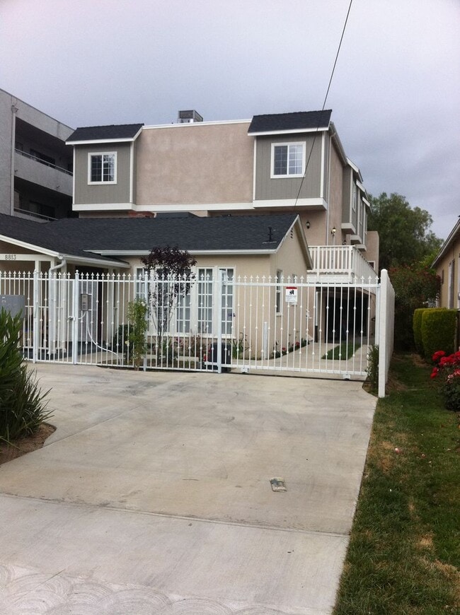 Building Photo - Very large 2 + 2 1/2 townhouse in Northridge