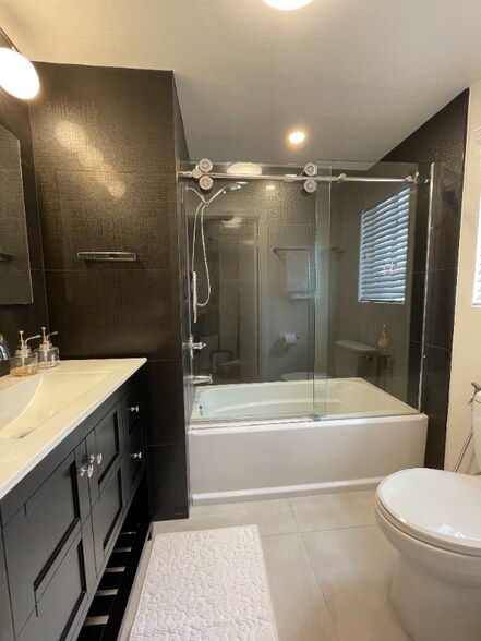 Building Photo - 4676 Don Lorenzo Dr