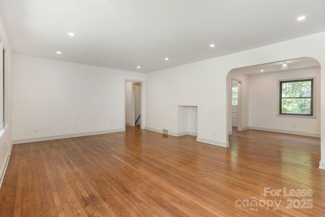 Building Photo - 10 S Oak Forest Dr