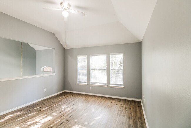 Building Photo - 2804 Creek Bend Dr