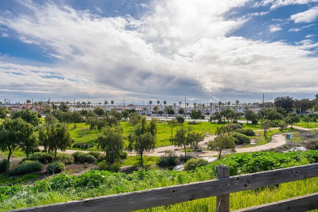 Building Photo - San Pedro Unit with Spectacular Ocean/Mari...