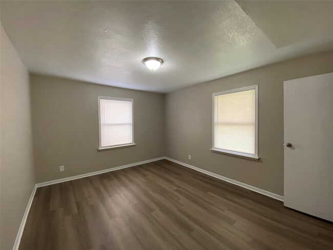 Building Photo - 1305 Zuber Dr