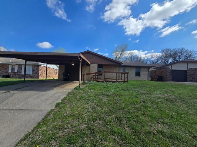 Building Photo - 3 Bed 1.5 Bath in Shawnee!