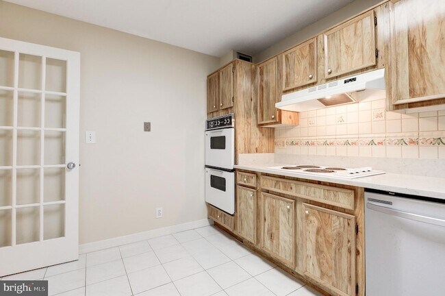 Building Photo - 8370 Greensboro Dr