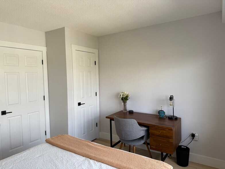 Building Photo - 406 W Azeele St