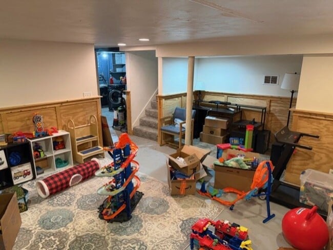 Building Photo - 4 Bedroom house