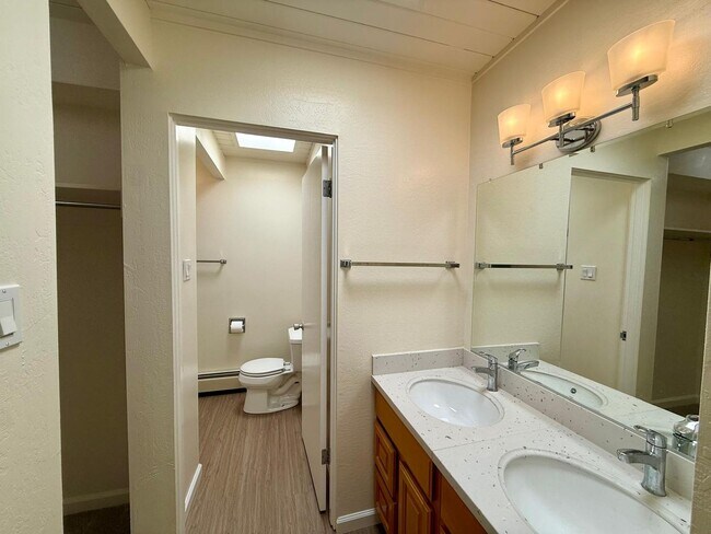Building Photo - BEAUTIFULLY MAINTAINED EICHLER-STYLE HOME IN DESIRABLE LUCAS VALLEY WITH HOA POOL AND TENNIS COURTS