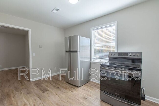 Building Photo - 1002 N Maple St