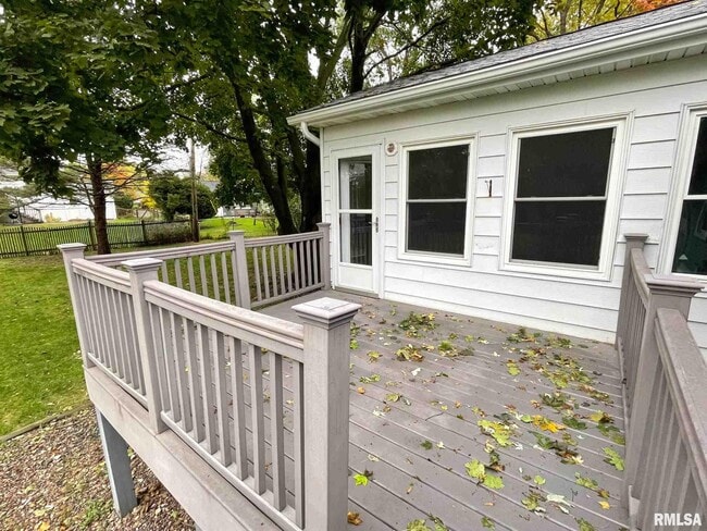 Building Photo - 2237 Waveland Dr