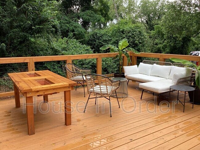 Building Photo - 23 Moore Ave