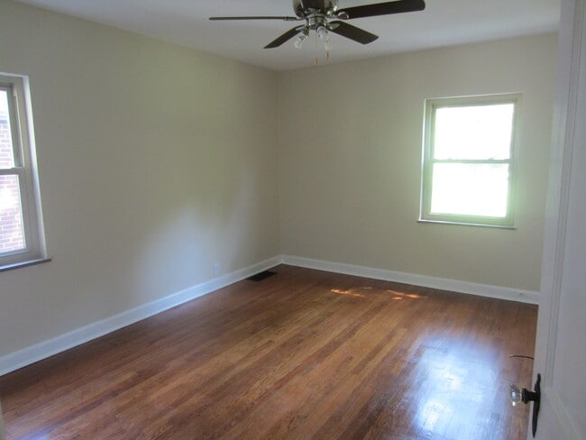 Building Photo - Updated 3 Bed 2 Bath Home