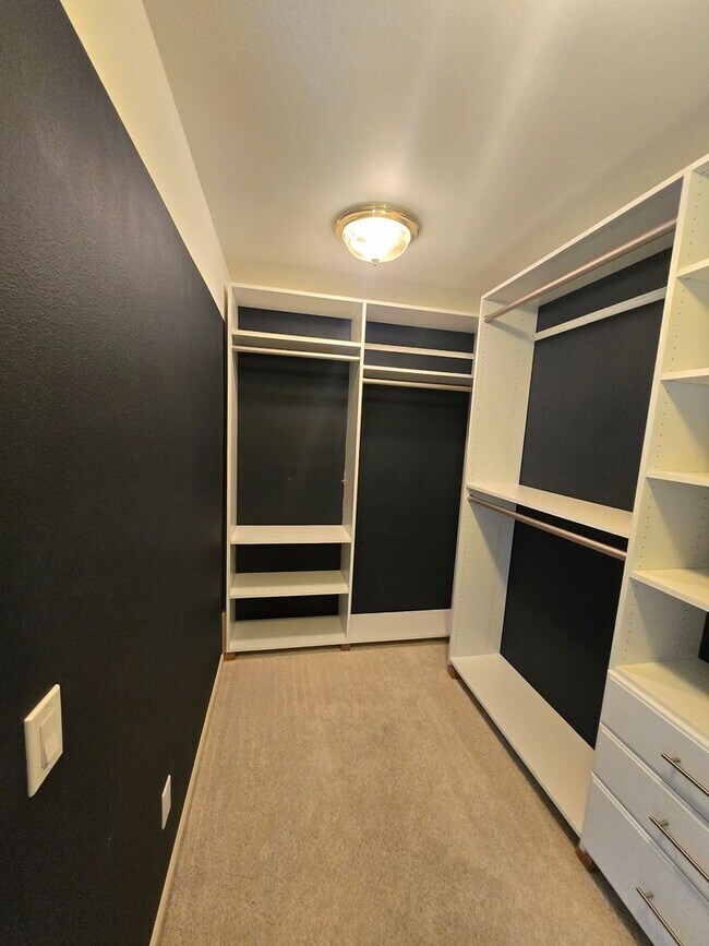 Building Photo - STATUS:AVAILABLE  | R17 | $ 2995