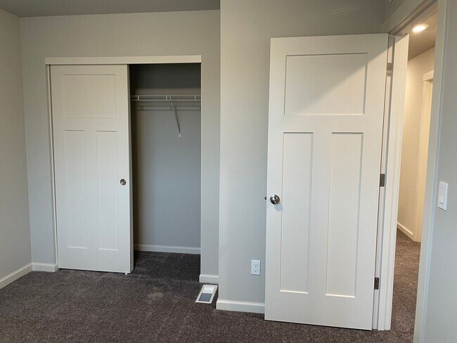 Building Photo - Lovely 4 Bed 2.5 Bath Home! Located near t...