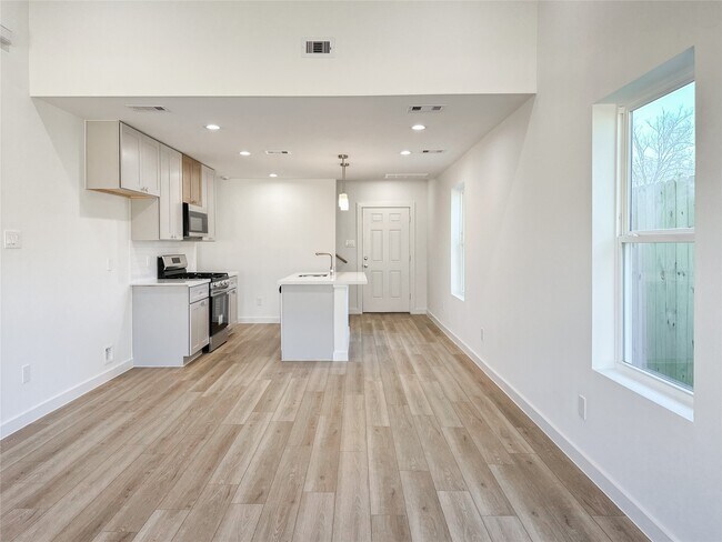 Building Photo - 824 Waxahachie St