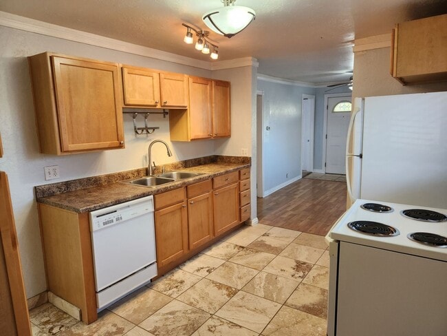 Building Photo - 3 Bd  1 Bath Home in Salt Lake City