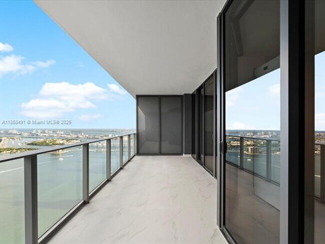 Building Photo - 700 NE 24th St