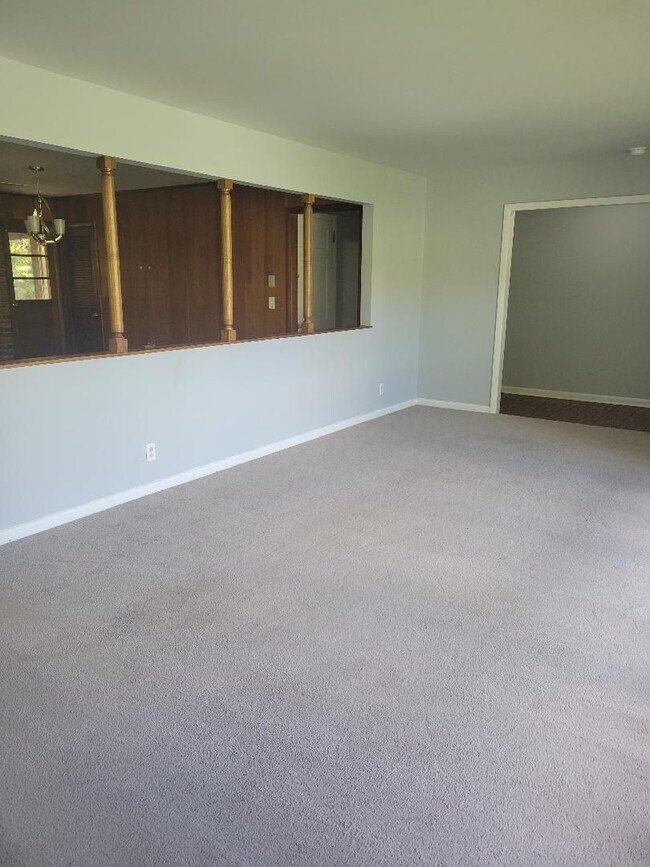 Primary Photo - 5 bedroom 3 bath in Town Acres Subdivision