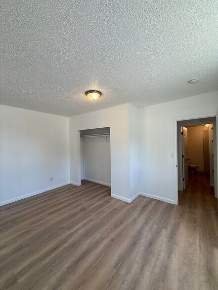 Building Photo - 804 E 7th St