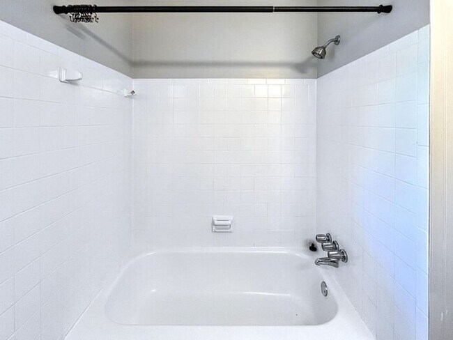 Building Photo - 3-Bedroom Home in a Convenient Location / ...