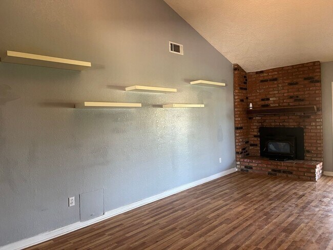 Building Photo - 4-Bedroom Home in Hesperia!